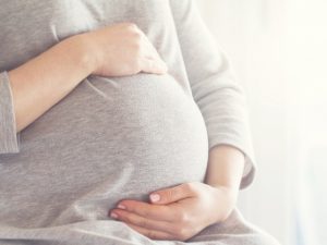 Cómo dormir durante el embarazo 3 métodos