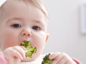 Los mejores trucos para que tu bebé empiece a comer fruta y verdura